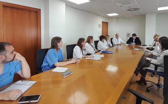 Responsables de la Fundación Ronald McDonald presenta en el Hospital Macarena su proyecto.