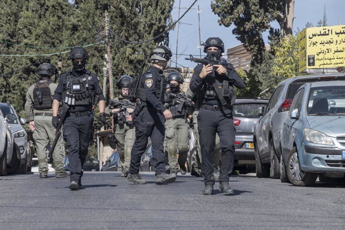 Archivo - November 10, 2023, Jerusalem, Israel: A group of Israeli forces entering one of the neighbourhoods of Jerusalem that is mostly inhabited by citizens of Islamic origin where the police make raids. The Israeli police carried out security checks 