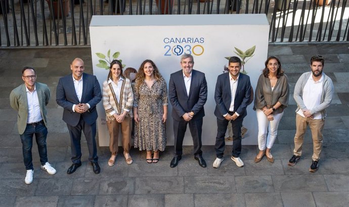 El presidente de Canarias, Fernando Clavijo (c), junto al comité de expertos de la Agenda 2030