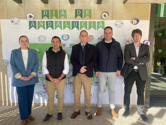 El delegado territorial de Desarrollo Educativo y Formación Profesional de la Junta en Córdoba, José Francisco Viso (centro), en una de las actividades por el 28F.