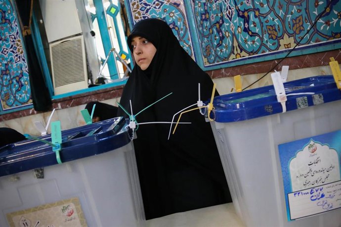 Archivo - Una mujer vota en las elecciones parlamentarias celebradas en 2020 en Irán (archivo)