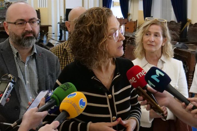 La secretaria general del PSOE de Melilla y portavoz del Grupo Socialista, Gloria Rojas, atendiendo este jueves a los periodistas