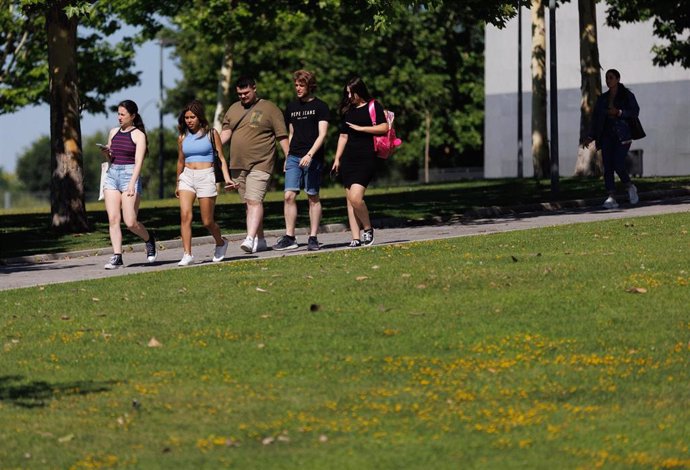 Archivo - Varios estudiantes a su llegada al exterior del campus de Móstoles de la Universidad Rey Juan Carlos 