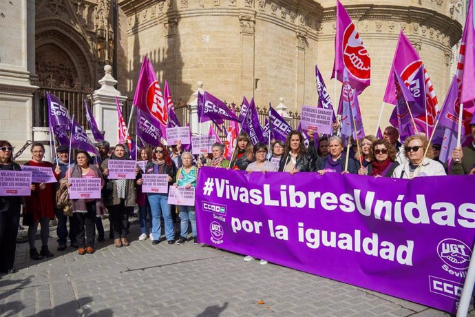 Acto sindial ante la sede de la patronal