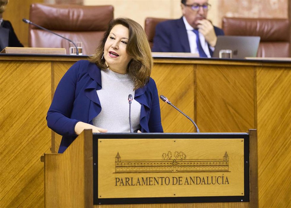 La consejera de Agricultura, Pesca, Agua y Desarrollo Rural, Carmen Crespo, en el Pleno del Parlamento andaluz.