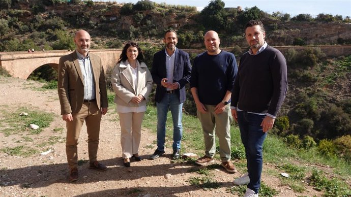 El secretario general del PSOE de Málaga, Daniel Pérez, en Nerja junto con la secretaria general del PSOE de Nerja, Patricia Gutiérrez
