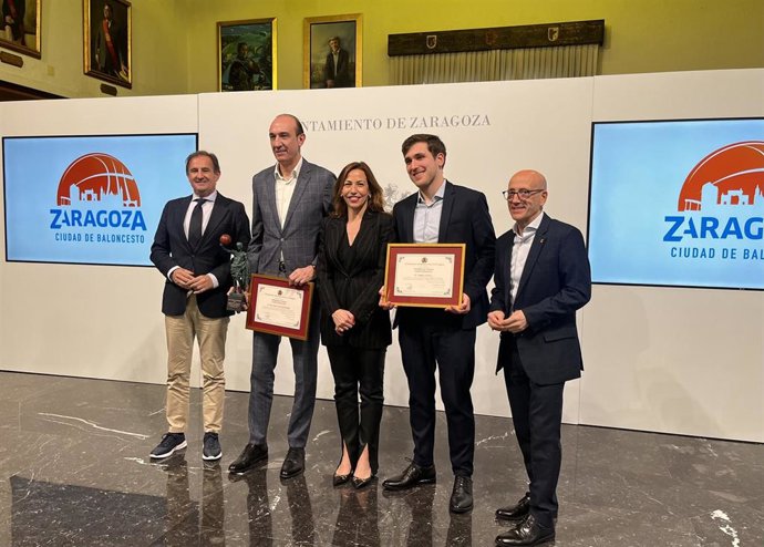 Acto de entrega de  los embajadores de 'Zaragoza, Ciudad del Baloncesto', en el salón de Recepciones del Ayuntamiento.