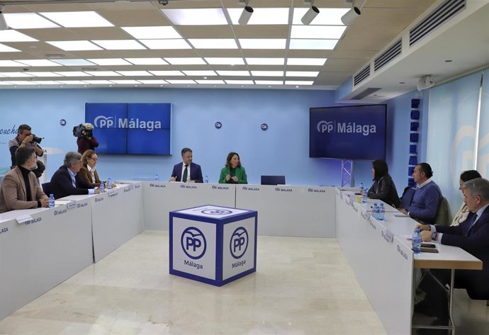 El PP de Málaga presenta su Observatorio Económico y de Precios formado por una decena de expertos independientes.