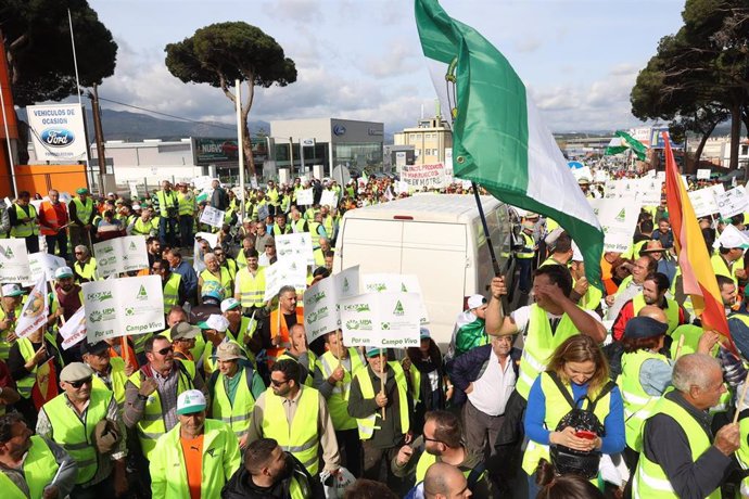 Agricultores en la carretera en las protestas agrarias en Algeciras.