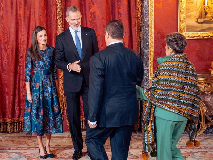 Los Reyes Letizia y Felipe VI, reciben a presidente de la República de Guatemala, Bernardo Arévalo  la Primera Dama de Guatemala, Lucrecia Eugenia Peinado, a su llegada a un almuerzo ofrecido por los Reyes.