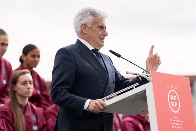 El presidente de la Comisión Gestora de la RFEF, Pedro Rocha, durante un acto