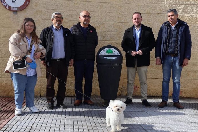 El Ayuntamiento de Alcalá de Guadaíra coloca los primeros contenedores de heces caninas con dispensador de bolsas e inicia una campaña de concienciación.