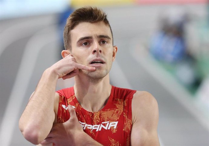 Archivo - El atleta español Adrián Ben, en la semifinal del 800 metros del Europeo de Pista Cubierta en Estambul. 