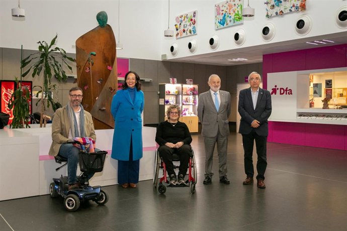 La consejera de Bienestar Social y Familia del Gobierno de Aragón, Carmen Susín, en el centro de día 'Josemi Monserrate'.