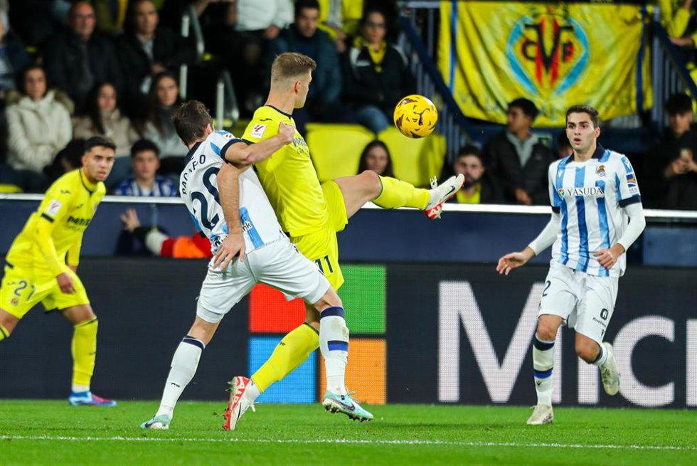 Archivo - Alexander Sorloth y Jon Pacheco pelean por un balón en el Villarreal-Real Sociedad de LaLiga EA Sports 2023-2024