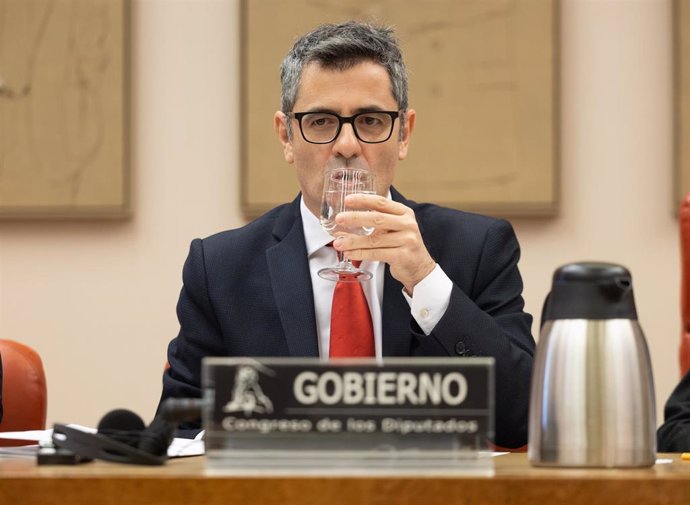 El ministro de la Presidencia, Relaciones con las Cortes y Justicia, Félix Bolaños, bebe agua durante la Comisión Constitucional, en el Congreso de los Diputados, a 22 de febrero de 2024, en Madrid (España). .