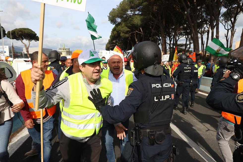 Agricultores discuten con las fuerzas del orden en las protestas agrarias en Algeciras.
