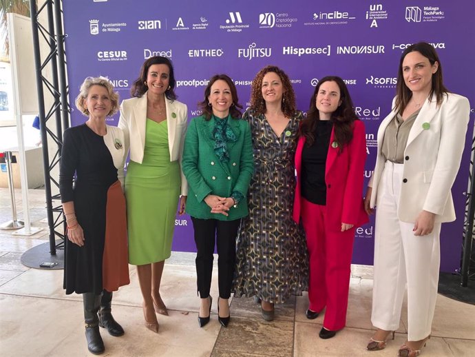 La delegada del Gobierno andaluz en Málaga en la clausura de una jornada en la que ha quedado constituido el Foro de Mujeres Líderes en Ciberseguridad de Andalucía.