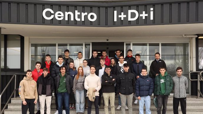 Estudiantes de las universidades de Valladolid y León que han visitado el Centro I+D+i de Renault.