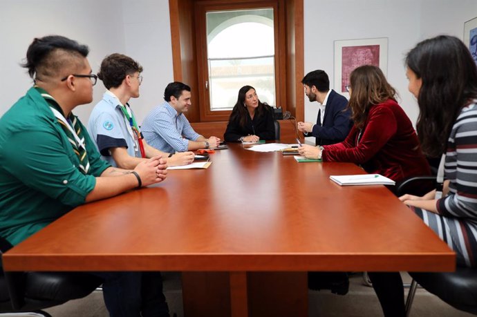 La consejera de Inclusión Social, Loles López, en una reunión con miembros del Consejo de la Juventud de Andalucía.