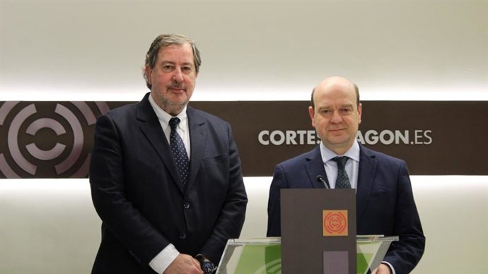 El diputado de VOX Juan Vidal;  y el portavoz del grupo parlamentario de VOX en las Cortes de Aragón, Santiago Morón