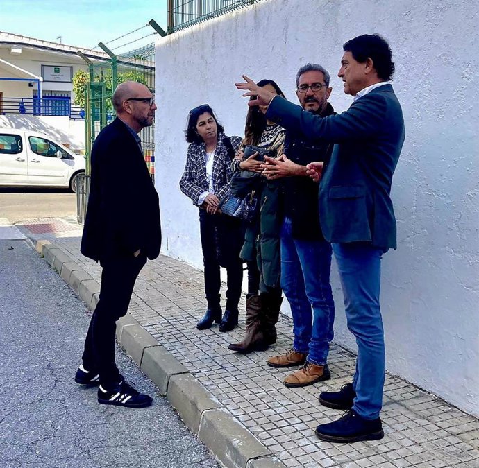 El delegado de Empleo, Empresa y Trabajo Autónomo de la Junta en Cádiz, Daniel Sánchez Román, en una visita al municipio de Puerto Serrano, junto a su alcalde Daniel Pérez.
