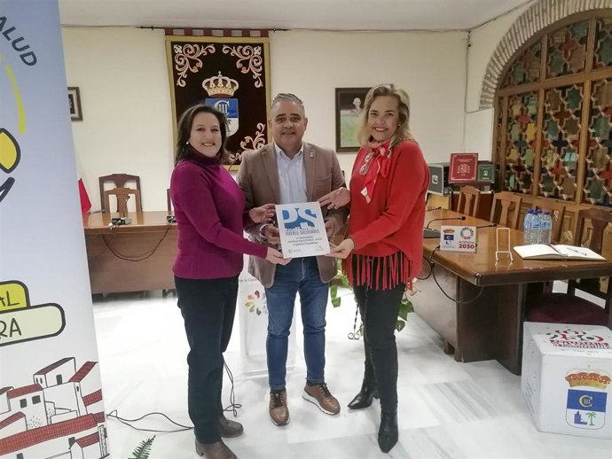 La delegada de Igualdad, Cooperación al Desarrollo, Consumo y Participación Ciudadana de la Diputación de Córdoba, Auxiliadora Moreno (dcha.), en la entrega de uno de los reconocimientos de Pueblo Saludable.