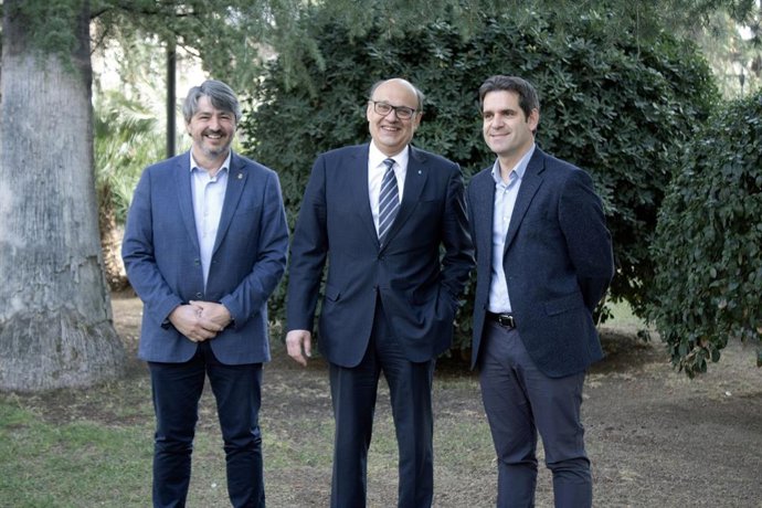 El presidente de Cecot, Xavier Panés, el secretario de la Fundació Patrimoni Natural de Matadepera, Andreu Alonso, y el alcalde del Ayuntamiento de Matadepera, Guillem Montagut