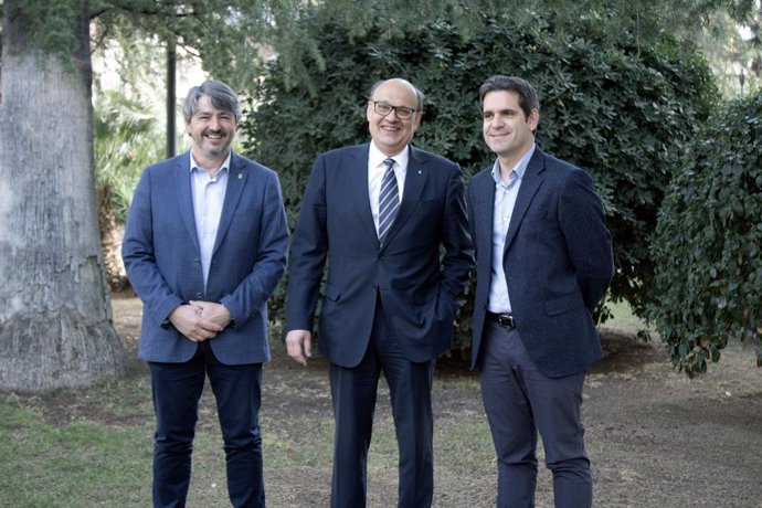 El president de Cecot, Xavier Panés, el secretari de la Fundació Patrimoni Natural de Matadepera, Andreu Alonso, i l'alcalde de l'Ajuntament de Matadepera, Guillem Montagut