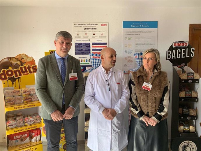 El delegado de Agricultura, Pesca, Agua y Desarrollo Rural, Francisco Acosta (izda.), en su visita a la empresa Bimbo Donuts Iberia, en Puente Genil.