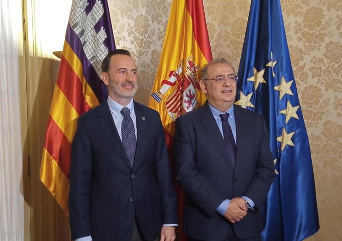 El presidente del Parlament, Gabriel Le Senne, y el delegado del Gobierno, Alfonso Rodríguez.