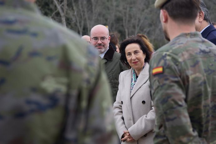El delegat del Govern en la Comunitat de Madrid, Francisco Martín, i la ministra de Defensa, Margarita Robles, durant la seua visita a les obres de manteniment del pont installat entre Villamanta i Llogaret del Freixe, a 22 de febrer de 2024, en Llogar
