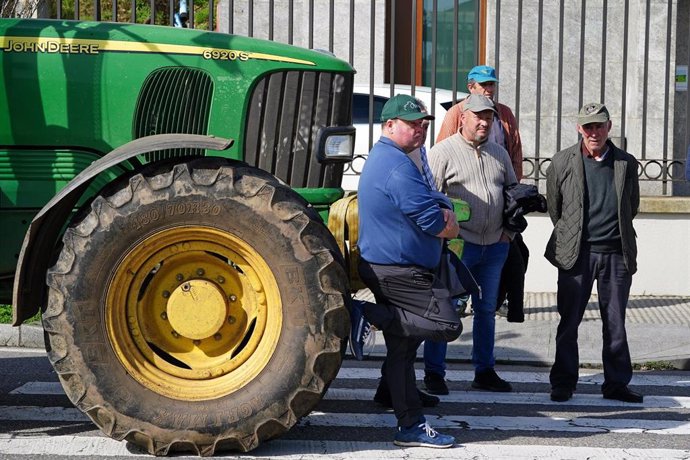 Agricultores y ganaderos a la entrada de la consellería de Medio Rural durante la décima quinta jornada de protestas de los tractores en las carreteras españolas, a 20 de febrero de 2024, en Santiago de Compostela, A Coruña, Galicia (España). Agricultores