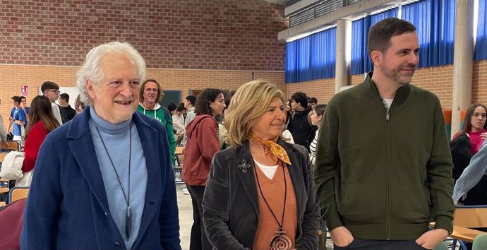 La delegada territorial de Desarrollo Educativo, Formación Profesional y Universidad en la provincia de Cádiz, Isabel Paredes, junto al politico andaluz  Alejandro Rojas Marcos, en una conferencia por el 28-F.