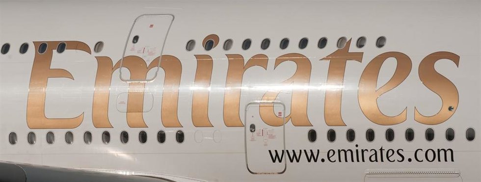Archivo - El logo de la aerolínea Emirates en uno de los aviones de la compañía
