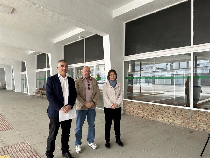 El alcalde de Martos (1i) informa sobre el servicio de autobús con Jaén.