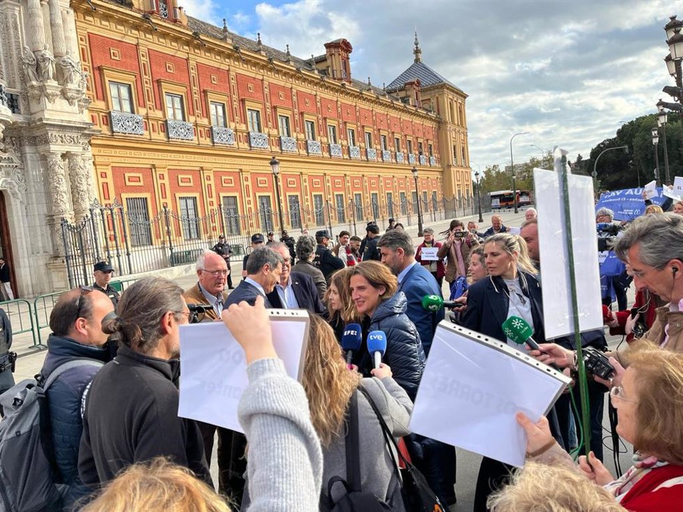 La vicepresidenta tercera del Gobierno y ministra para la Transición Ecológica y el Reto Demográfico, Teresa Ribera, ante los vecinos del norte de Córdoba representados por la plataforma Unidos por el Agua.