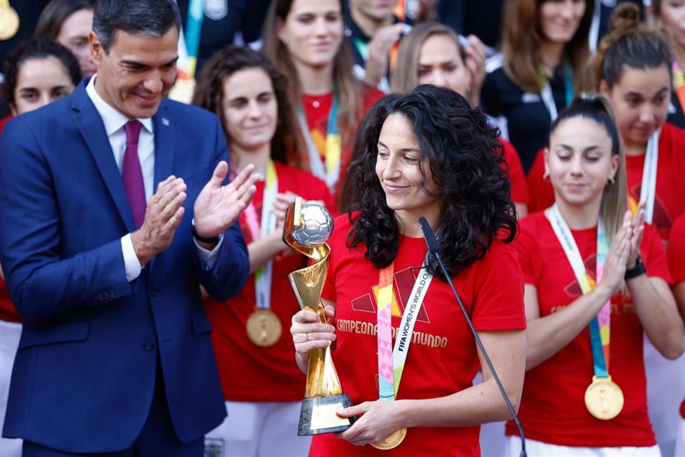 Archivo - Ivana Andres, capitana de la selección, con la Copa del Mundo junto a Pedro Sánchez, presidente del Gobierno de España.