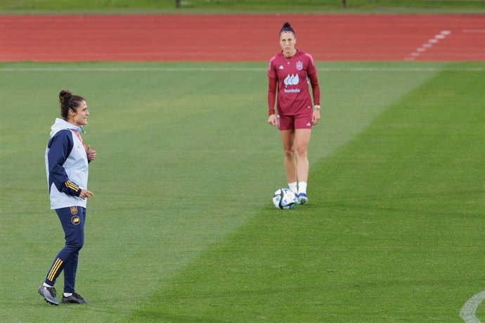 Archivo - Montse Tome da instrucciones durante un entrenamiento de la selección