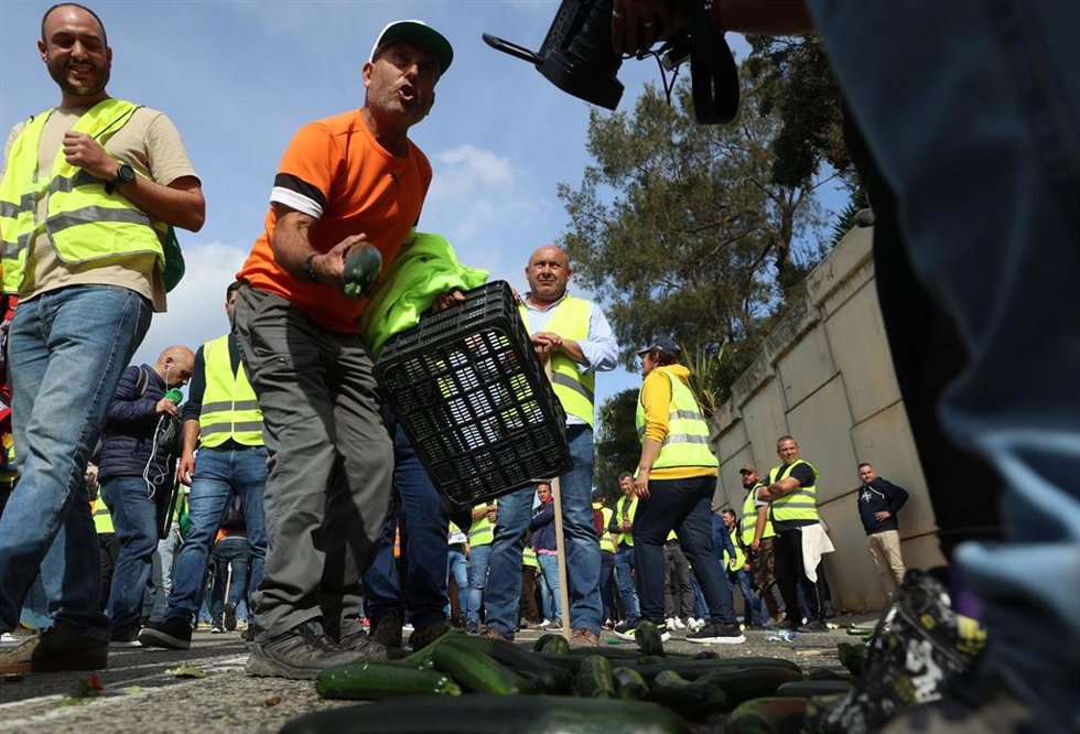 Agricultor tira hortalizas al suelo en las protestas agrarias en Algeciras.