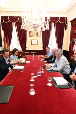 El alcalde Bruno García, acompañado de la teniente de alcalde de Fomento, Beatriz Gandullo, en un encuentro con representantes del comité de empresa de la factoría de Navantia en Puerto Real