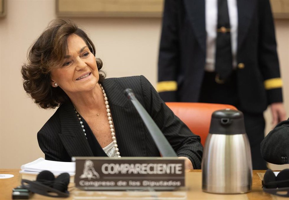 La exvicepresidenta del Gobierno, Carmen Calvo, a su llegada a la Comisión Constitucional en el Congreso de los Diputados, a 22 de febrero de 2024, en Madrid (España).