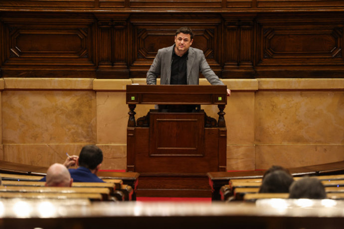 El diputado de los comuns Enric Bárcena en el pleno del Parlament este jueves