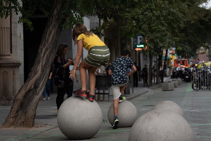 Archivo - Varios niños juegan a la salida del colegio Pia Balmes