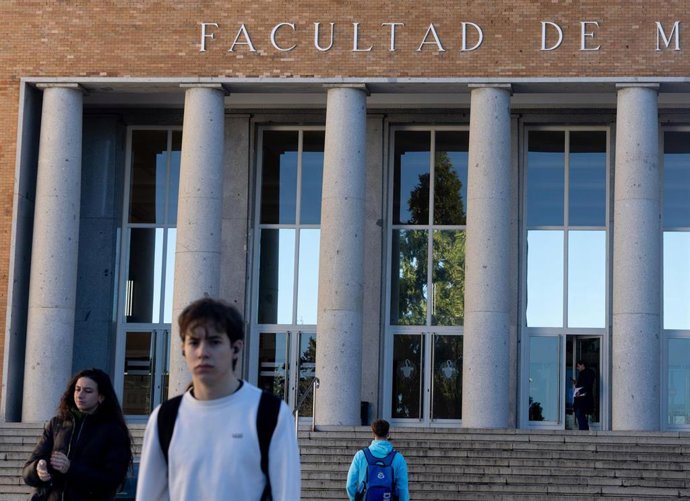 Archivo - Varias personas en la Universidad Complutense de Madrid