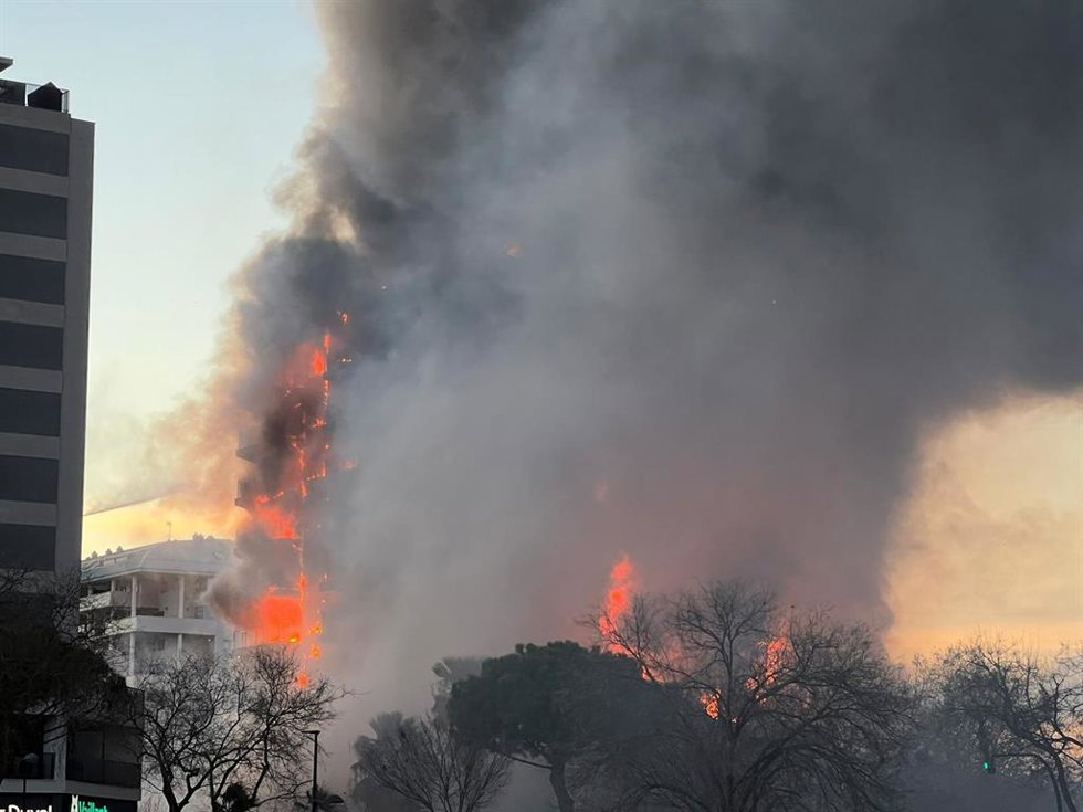 Imagen del incendio en la calle Maestro Rodrigo del barrio de Campanar de Valncia