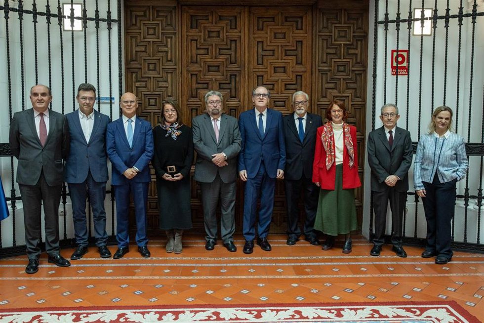 Foto de familia de los miembros participantes en la reunión.