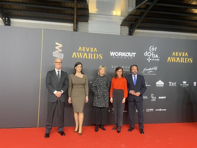 El delegado de Turismo del Ayuntamiento de Córdoba, Daniel García Ibarrola (a la dcha), en la Gala de las Agencias de Eventos Españolas Asociadas (Aevea) en el Gran Teatro CaixaBank Príncipe Pío en Madrid para entregar los premios Aevea Awards.