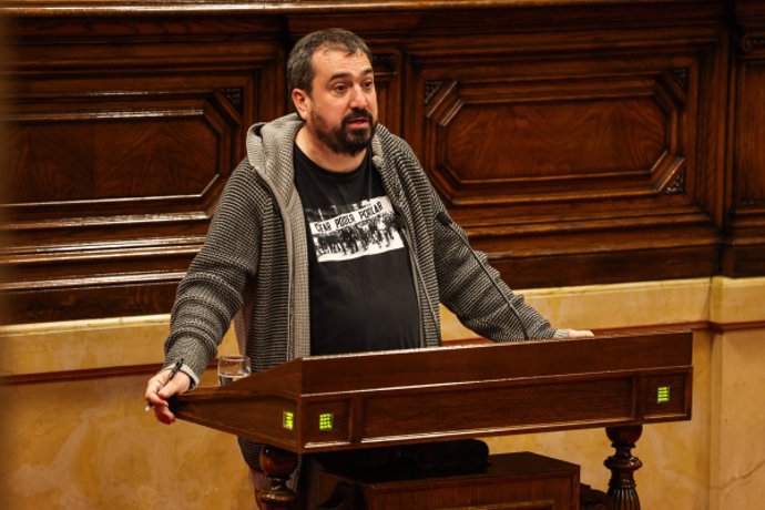 El diputado de la CUP en el Parlament Dani Cornell en el pleno del Parlament