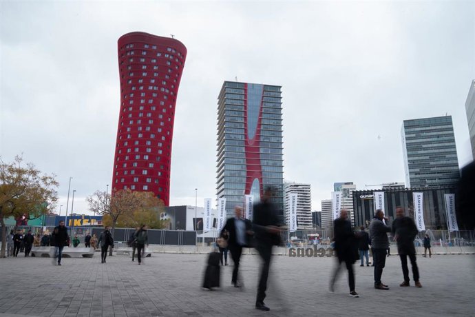 Archivo - Varias personas en las inmediaciones de Fira de Barcelona, en L'Hospitalet de Llobregat.